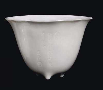 MID-17TH CENTURY A LARGE BLANC DE CHINE INSCRIBED DEEP CUP